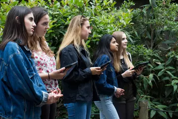 group_of_young_people_at_zoo