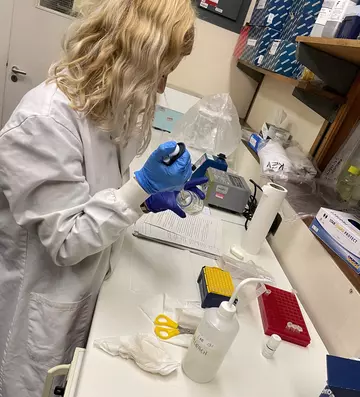 Amelia Ramage in the lab