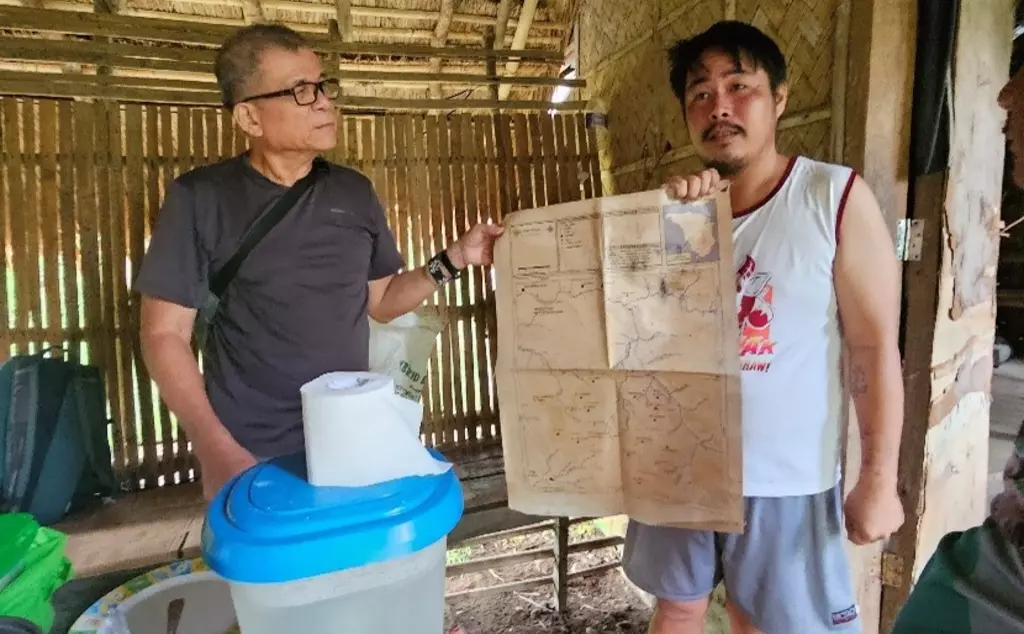 Dr Mikko and Ronet showing us a map of a local river basin we explored in our field site assessments