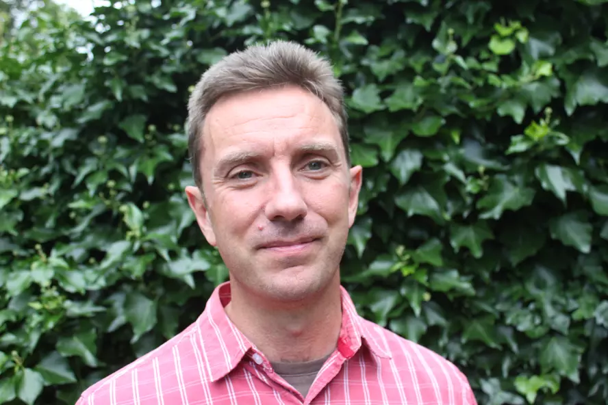 Guy Cowlishaw headshot